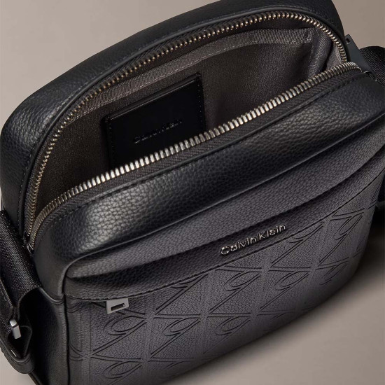 Calvin Klein Τσαντάκι ώμου Embossed Emblem Logo Reporter Bag